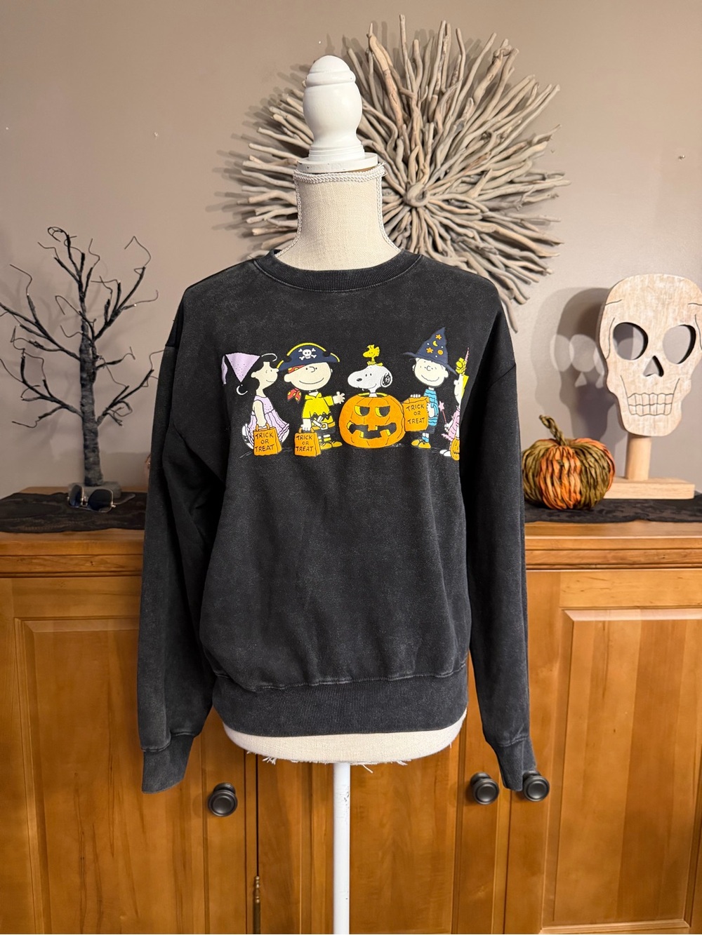 Peanuts Snoopy Halloween Crewneck Sweatshirt in black worn look